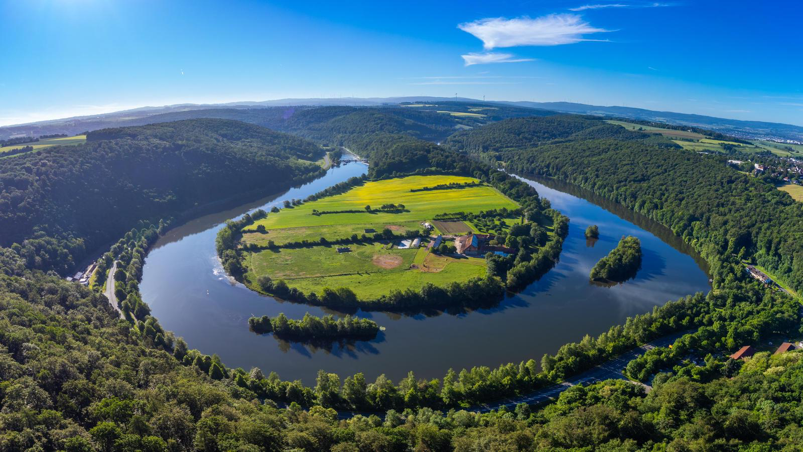 Flussschleife in sommerlicher Landschaft, Luftaufnahme